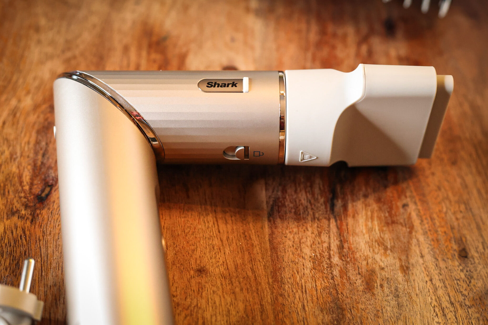 You can see the Shark FlexStyle with its concentrator attachment. 